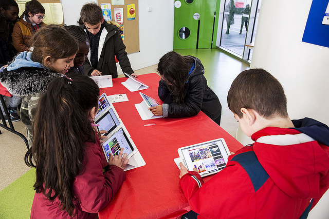 Enfants consultant les tablettes numériques